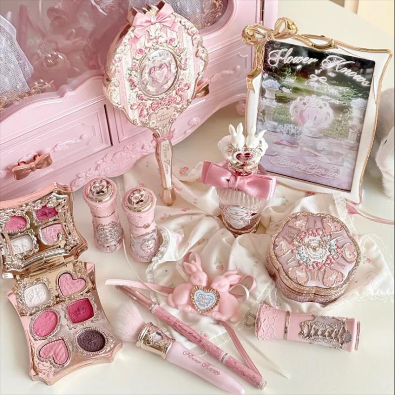 Kit de Maquillage Flower Knows : Poudre Décorante Effet Coquille de Perle Lapin, Gloss à Lèvres, Far