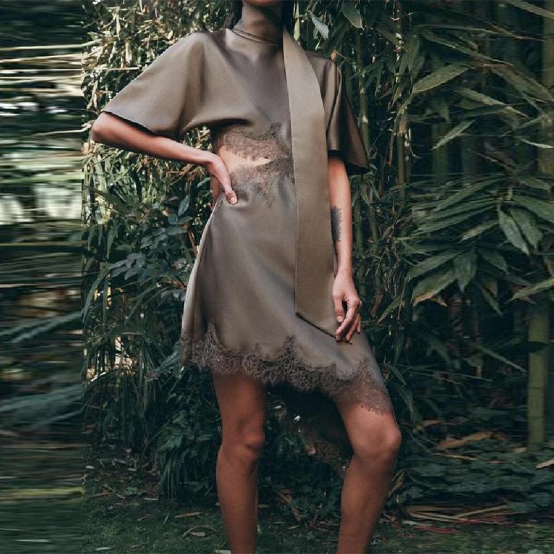 Robe Courte Sophistiquée et Sexy en Satin avec Dentelle et Découpes pour Femme – Tenue Chic et Décon