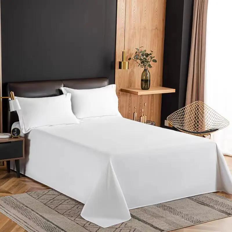 Un drap de lit simple (hors taies d'oreiller et inserts d'oreiller) en matériau lavé, blanc pur, ada