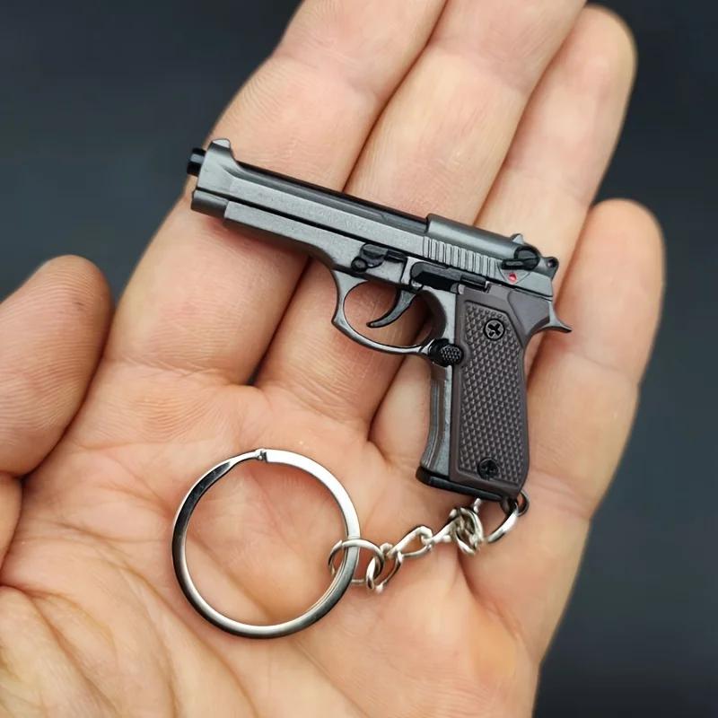 Porte-clés Pistolet Tactique 2025 - Modèle de Pistolet en Alliage 1:4 avec Pompons et Couvercle Tran