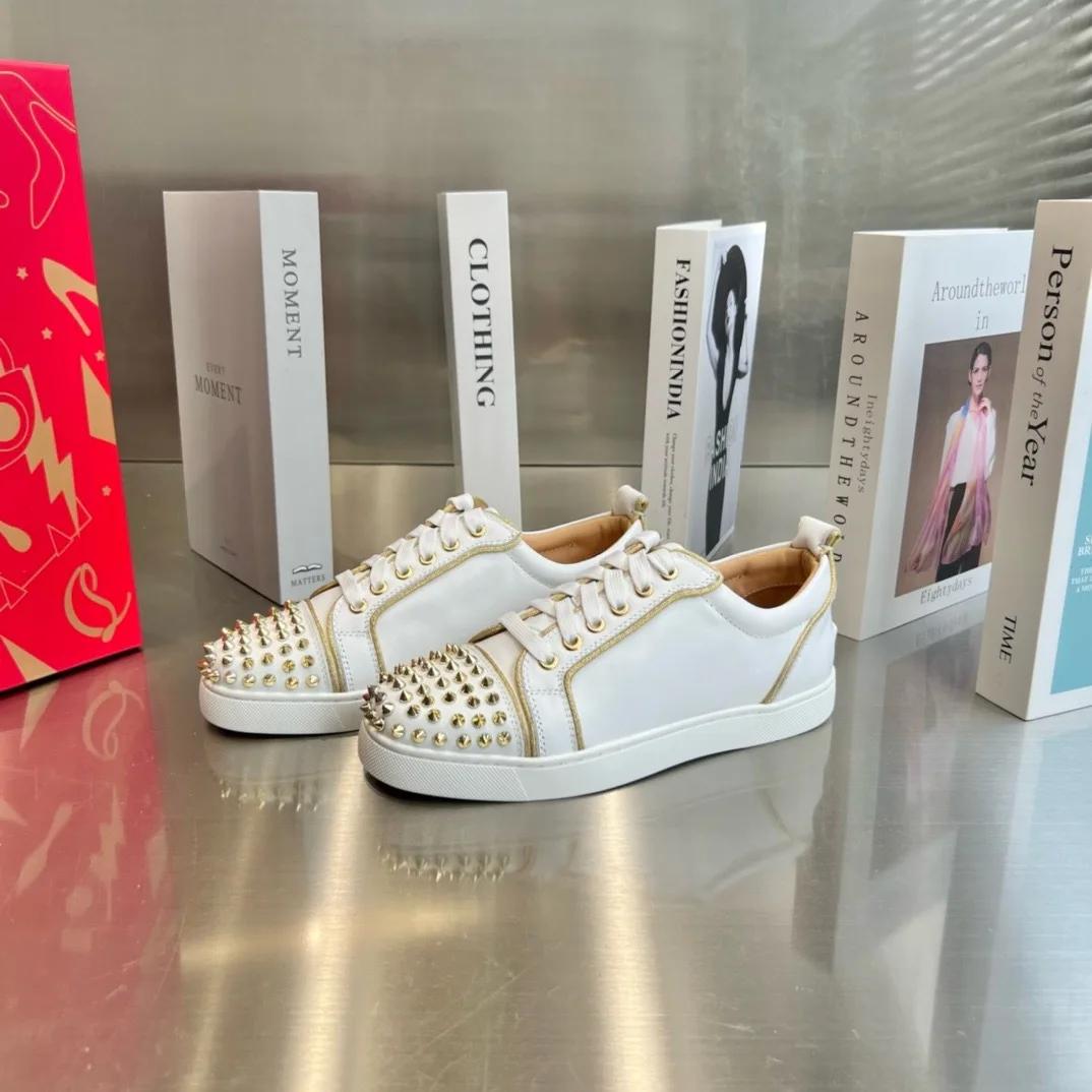 Nouvelles baskets basses de luxe en cuir blanc pour hommes avec pointes sur les orteils, semelles ro