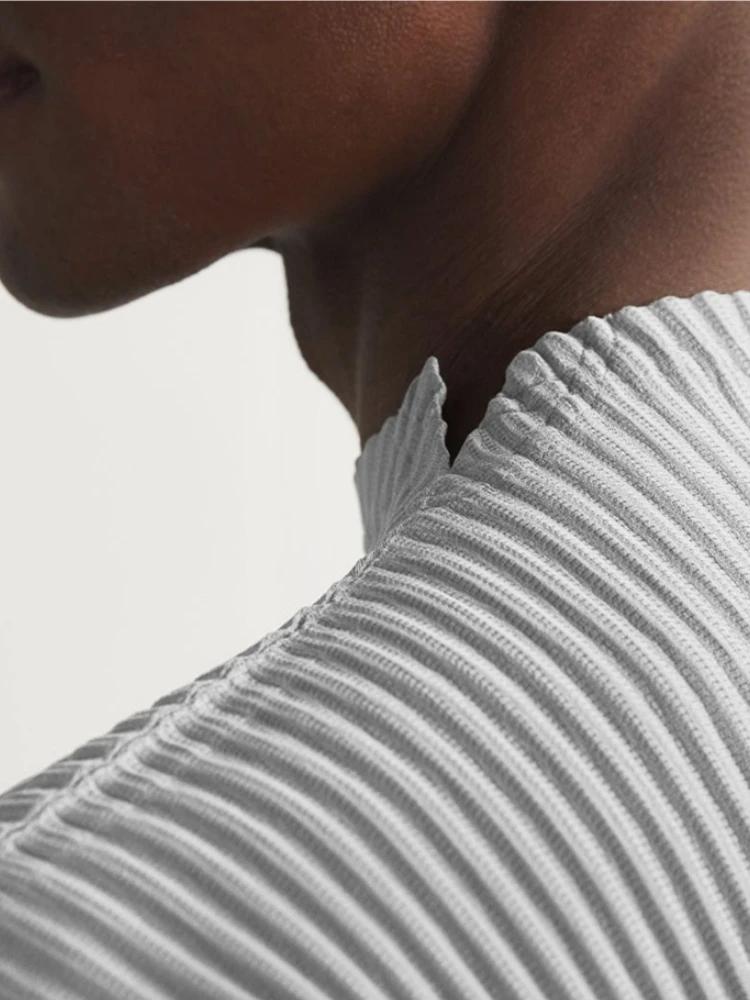 Vêtements plissés Miyake, t-shirt à manches courtes pour homme, haut à col roulé noir tendance