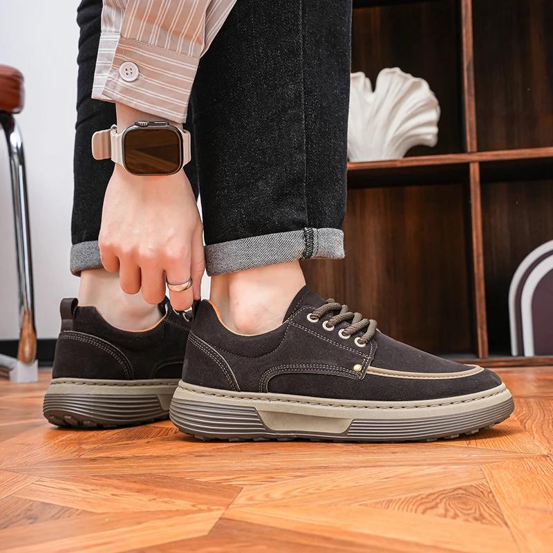 Les chaussures décontractées d'affaires minimalistes pour hommes sont à la mode, polyvalentes, légèr