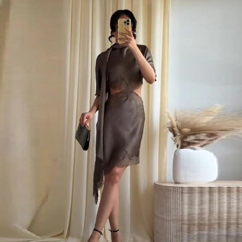 Robe Courte Sophistiquée et Sexy en Satin avec Dentelle et Découpes pour Femme – Tenue Chic et Décon