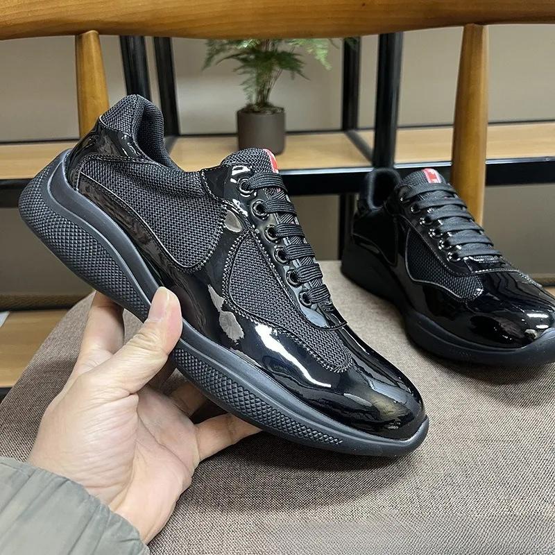 Nouvelles baskets décontractées pour hommes 2026 en cuir verni brillant avec empiècements en maille