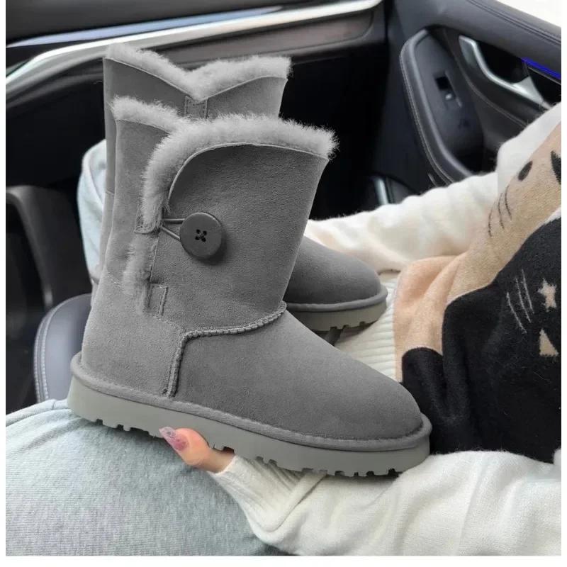 Une paire de bottes de neige en pure peau de mouton et laine pour femme, chaudes et confortables. Ch