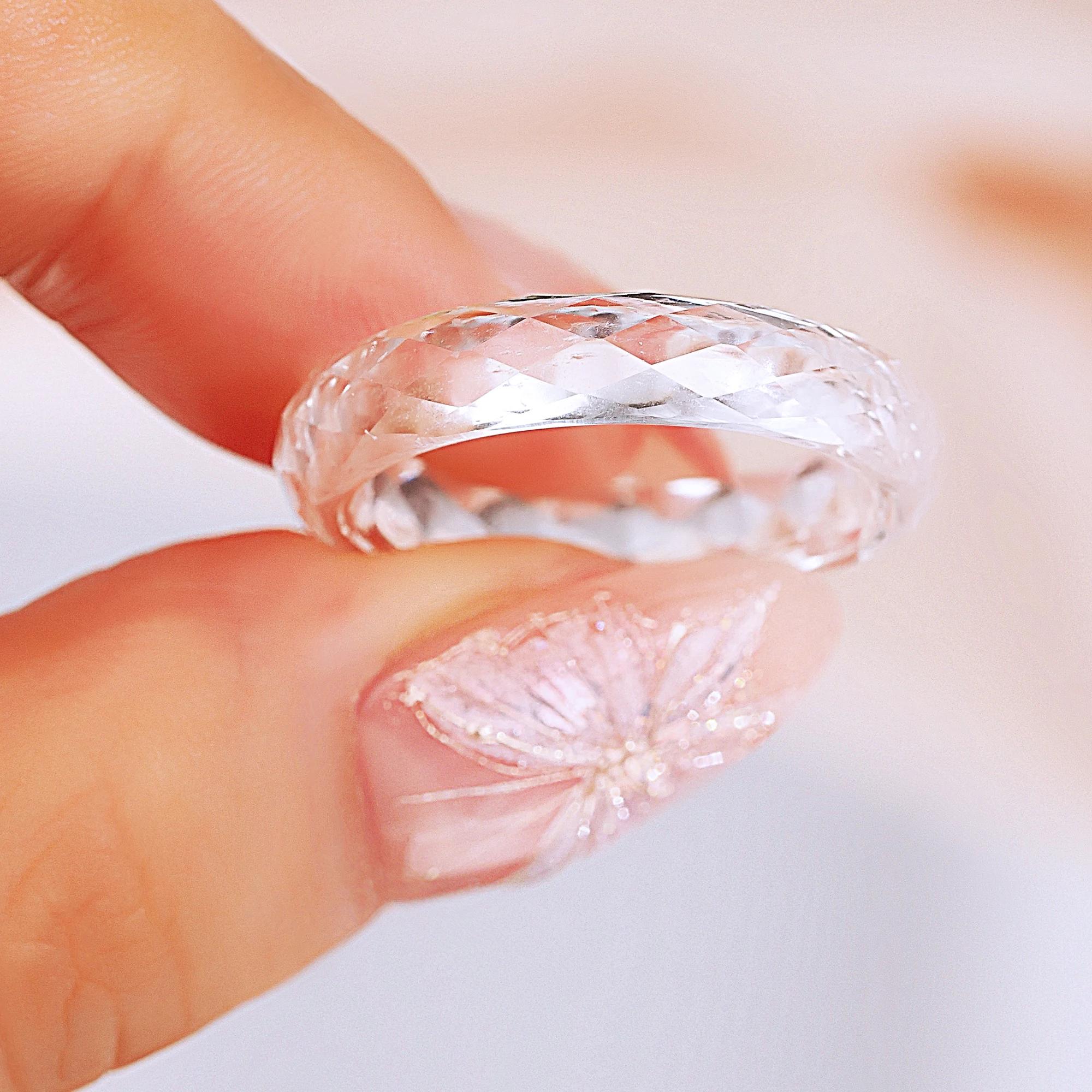 Eme jewe Bague en saphir blanc cultivé en laboratoire adaptée à un usage quotidien.