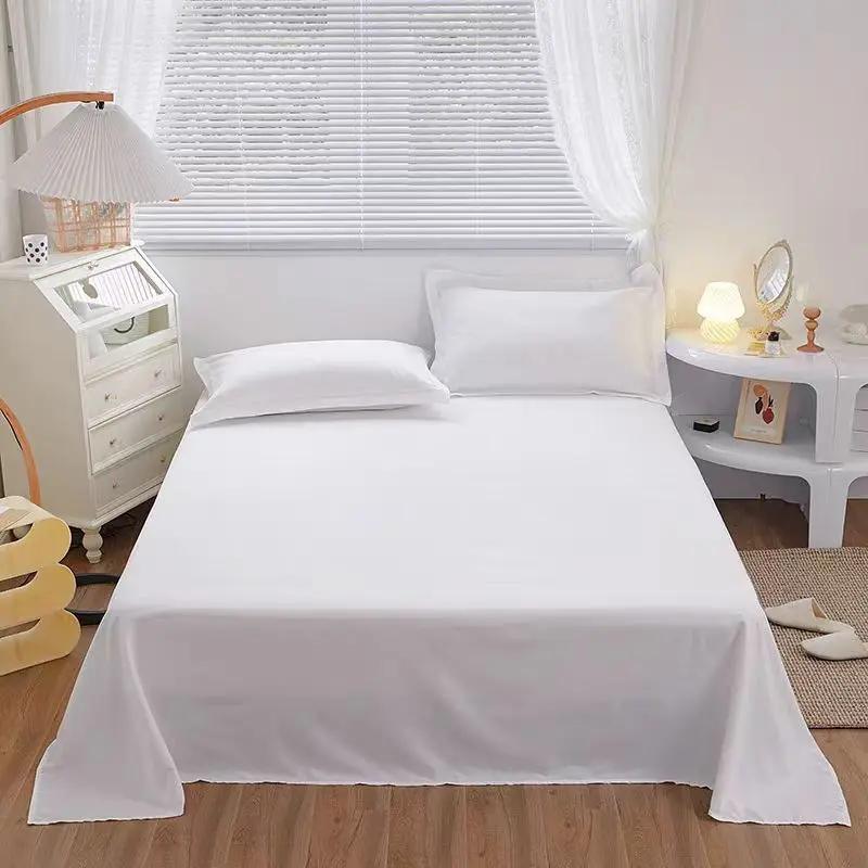 Un drap de lit simple (hors taies d'oreiller et inserts d'oreiller) en matériau lavé, blanc pur, adapté aux hôtels, aux maisons d'hôtes et aux un usage domestique pour lits simples ou doubles