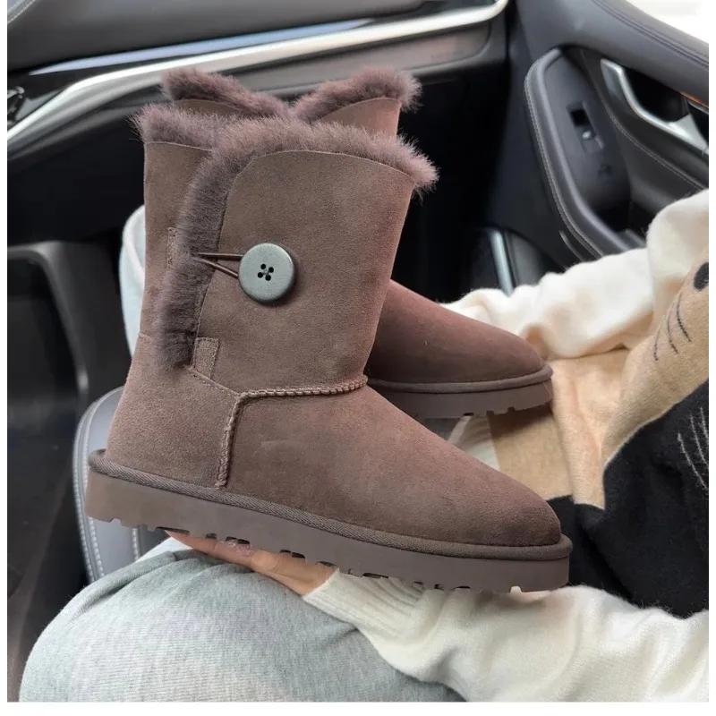 Une paire de bottes de neige en pure peau de mouton et laine pour femme
