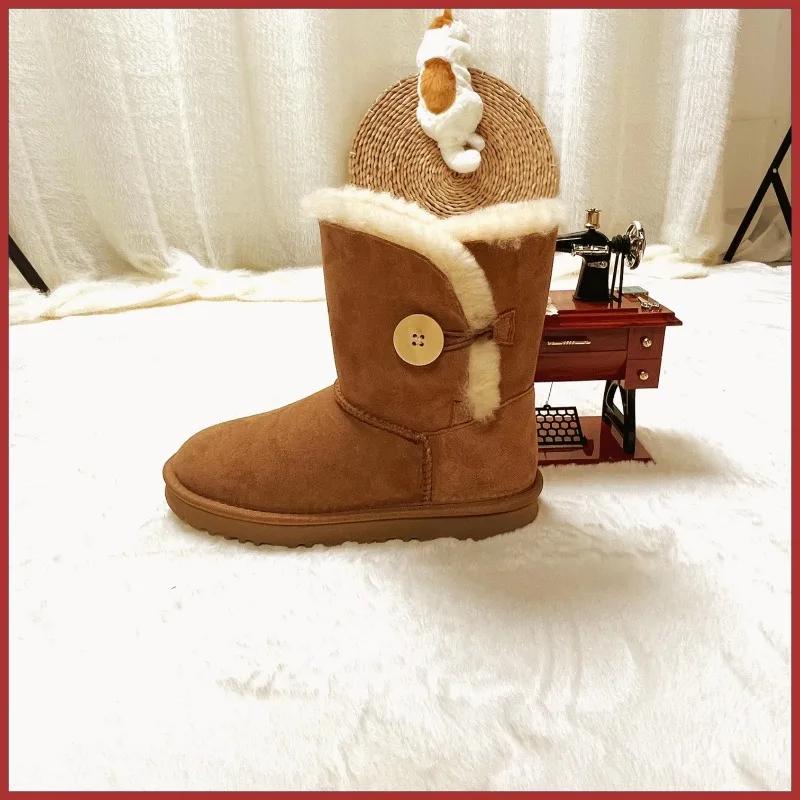 Une paire de bottes de neige en pure peau de mouton et laine pour femme