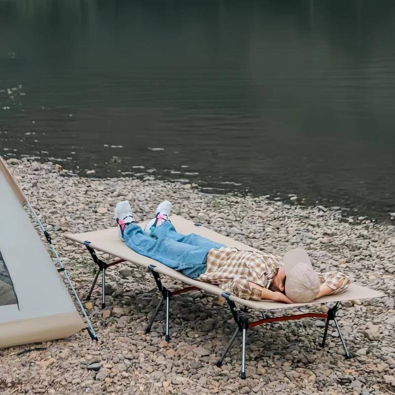 Lit pliant de camping en plein air