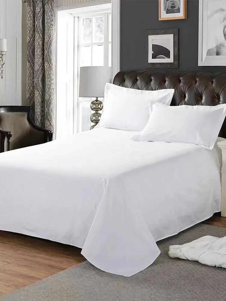 Un drap de lit simple (hors taies d'oreiller et inserts d'oreiller) en matériau lavé, blanc pur, adapté aux hôtels, aux maisons d'hôtes et aux un usage domestique pour lits simples ou doubles