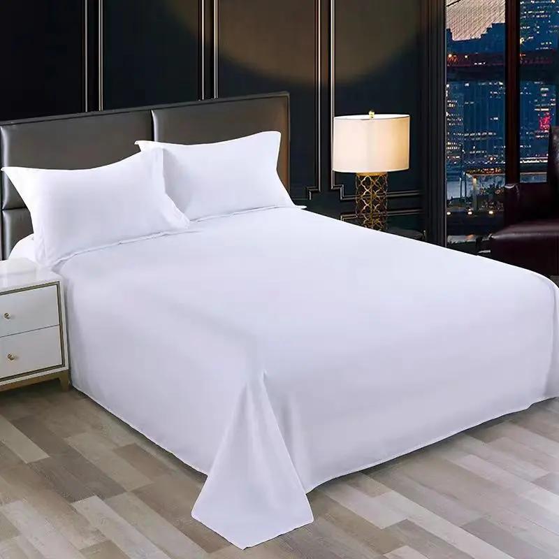 Un drap de lit simple (hors taies d'oreiller et inserts d'oreiller) en matériau lavé, blanc pur, adapté aux hôtels, aux maisons d'hôtes et aux un usage domestique pour lits simples ou doubles