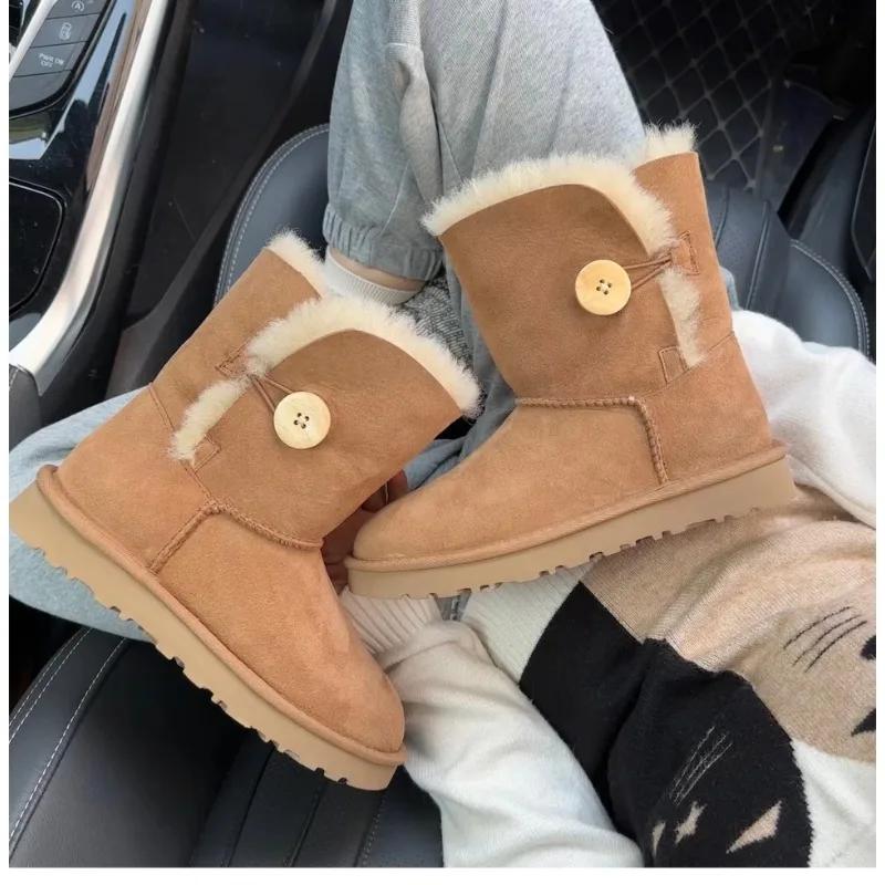 Une paire de bottes de neige en pure peau de mouton et laine pour femme