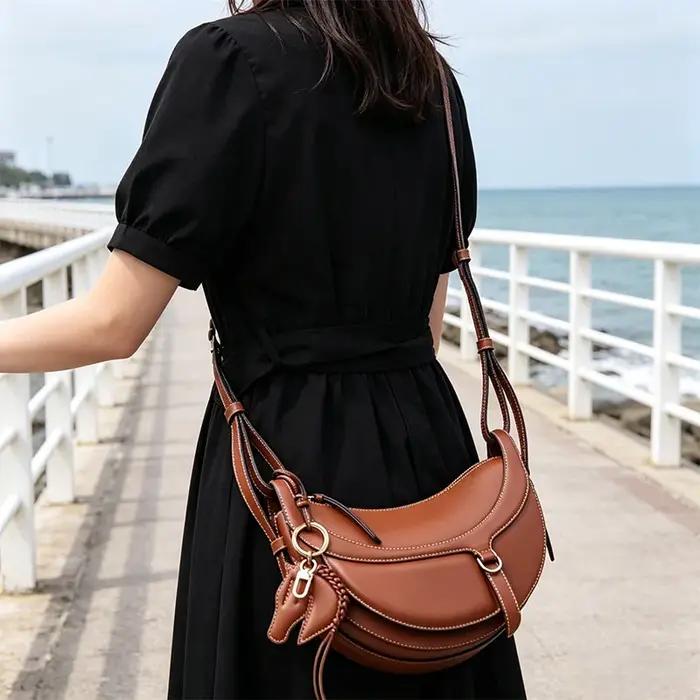 Nouveau sac à bandoulière et sac croisé demi-lune en cuir véritable pour femme 2026, idéal pour le q