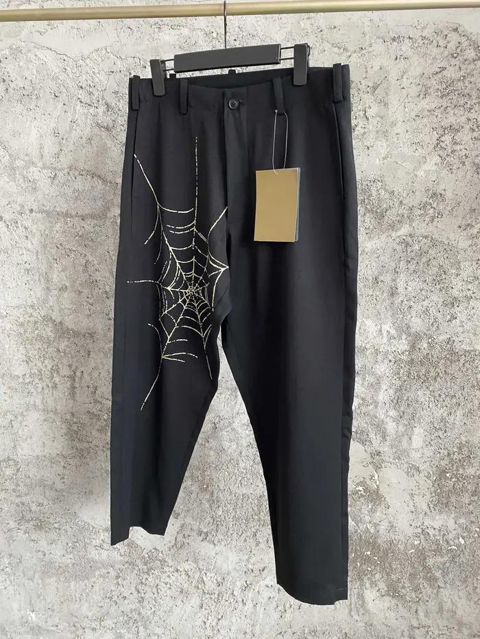 Pantalon conique noir en gabardine imprimé toile d'araignée, pantalon Harun