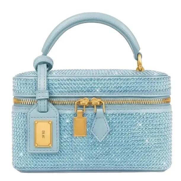 Sac bandoulière de luxe pour femme en cuir texturé avec logo lettre, également un élégant sac à lang