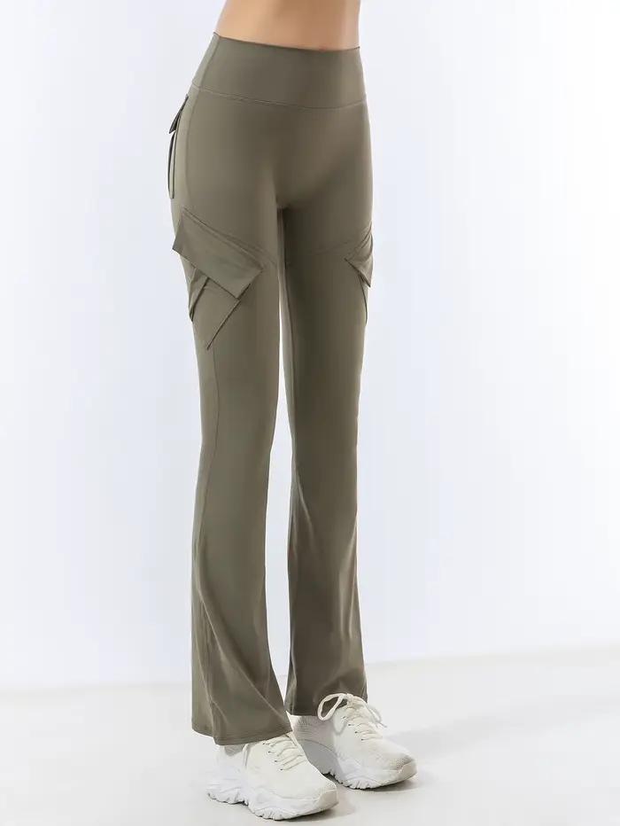 Les pantalons de yoga à poches peuvent être portés sur des pantalons légèrement évasés taille haute