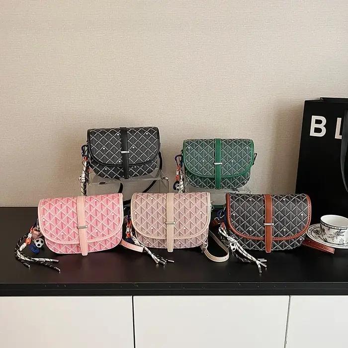 Sac seau élégant pour femme en similicuir avec fermeture à cordon et détail pompon, taille compacte