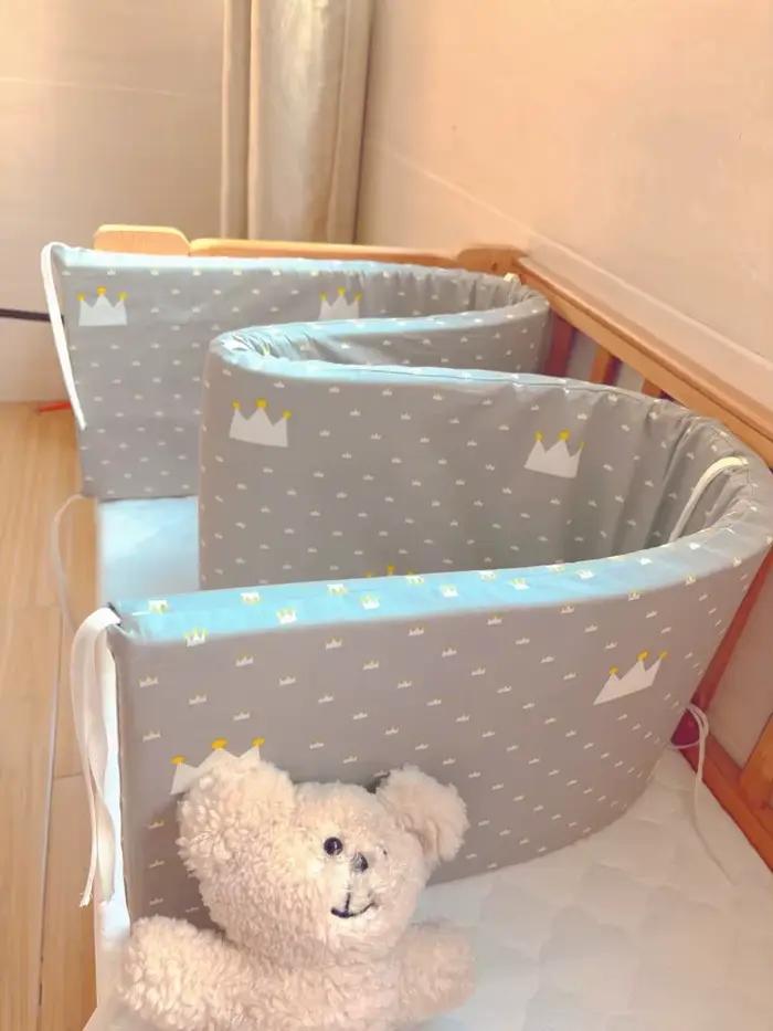 Protecteur de lit de bébé en coton imprimé avec fermeture éclair pour sécurité et confort de nouveau-né à offrir pour naissance ou baptême