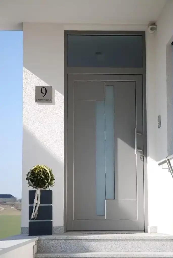 Porte d'entrée personnalisée en aluminium et métal avec verre trempé pour villa moderne et sécurité maximale