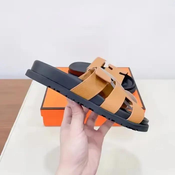 Sandales élégantes en cuir marron : qualité supérieure, confort et design moderne.