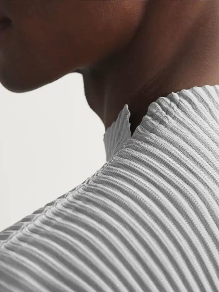 Vêtements plissés Miyake, t-shirt à manches courtes pour homme, haut à col roulé noir tendance