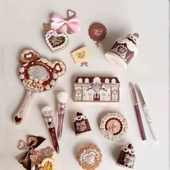 Flower Knows SWEETIE BEAR Boîte de maquillage coffret cadeau tout en un parfum miroitant ombre à pau