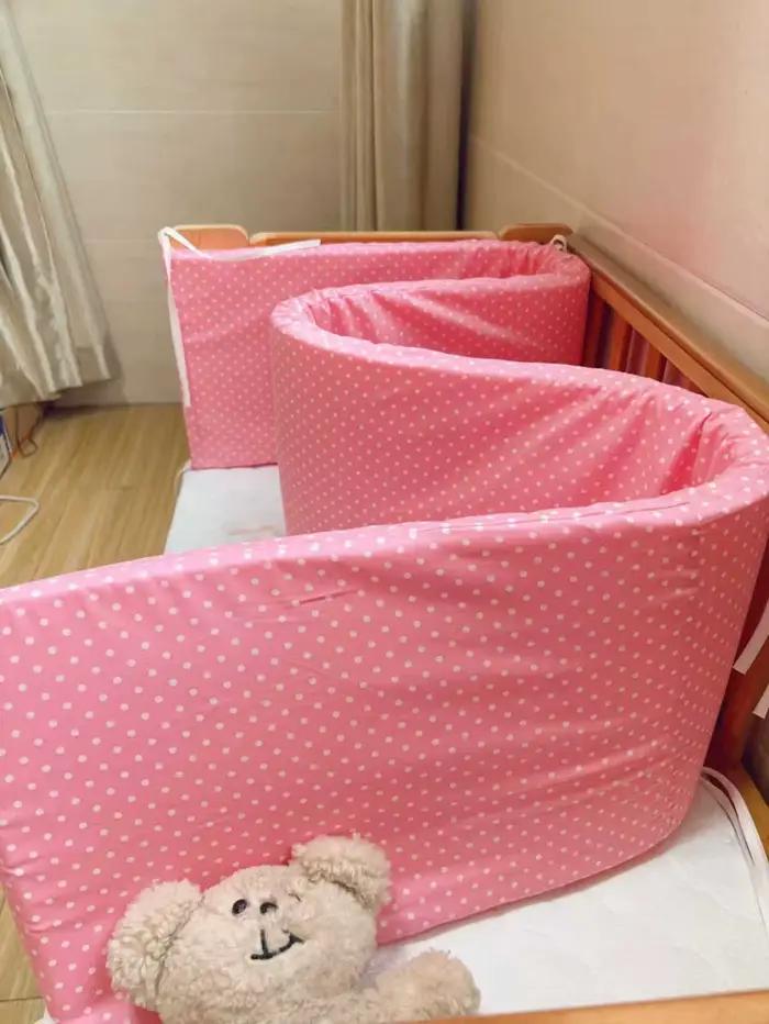Protecteur de lit de bébé en coton imprimé avec fermeture éclair pour sécurité et confort de nouveau-né à offrir pour naissance ou baptême