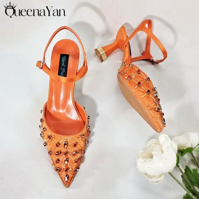 Queena Yan Le meilleur cadeau : Chaussures à bout pointu avec perles brodées au design doux Sandales