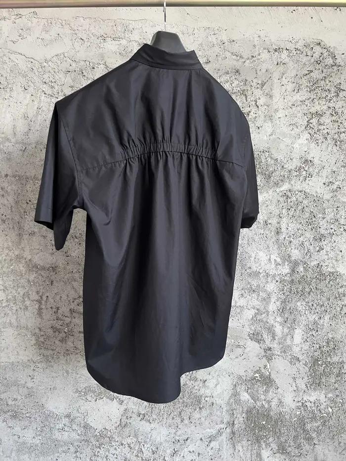Un niche de créateurs originaux de chemises à manches courtes avec une silhouette de manches cinq-qu