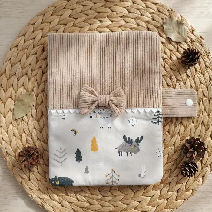 Couverture de manuel parental en velours côtelé brodée avec un nom personnalisé | Motif mignon |
