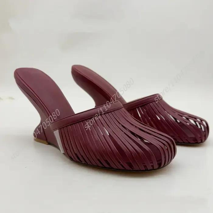 Mules compensées pour femme en maille ronde ajourée rouge bordeaux foncé, simples, à talons ouverts,