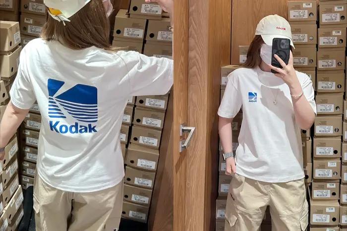 T-shirt unisexe en coton à rayures bleues avec logo K imprimé au dos, style vintage rétro, manches c