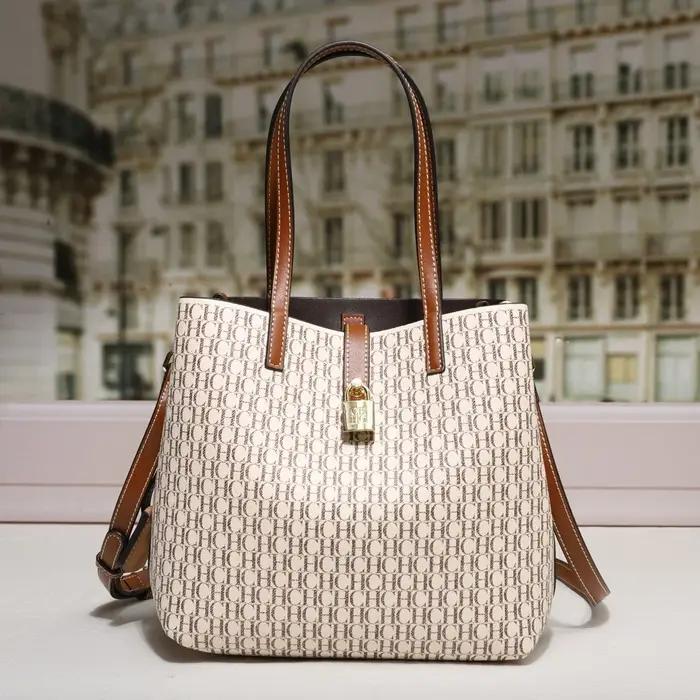 Sac fourre-tout CH Exquisite Monogram avec accroche-cadenas, bretelles de qualité supérieure, coutur