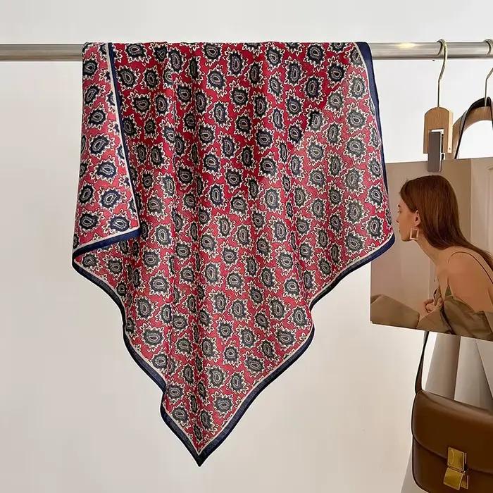 Écharpe carrée en imitation soie motif cajou muté élégante pour femmes voyage quotidien sorties festives