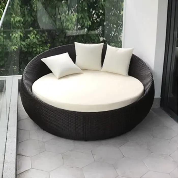 Chaise longue antique rotin avec auvent et store pour relaxation extérieure lit de soleil grande taille vintage design mobilier d'extérieur plage jardin