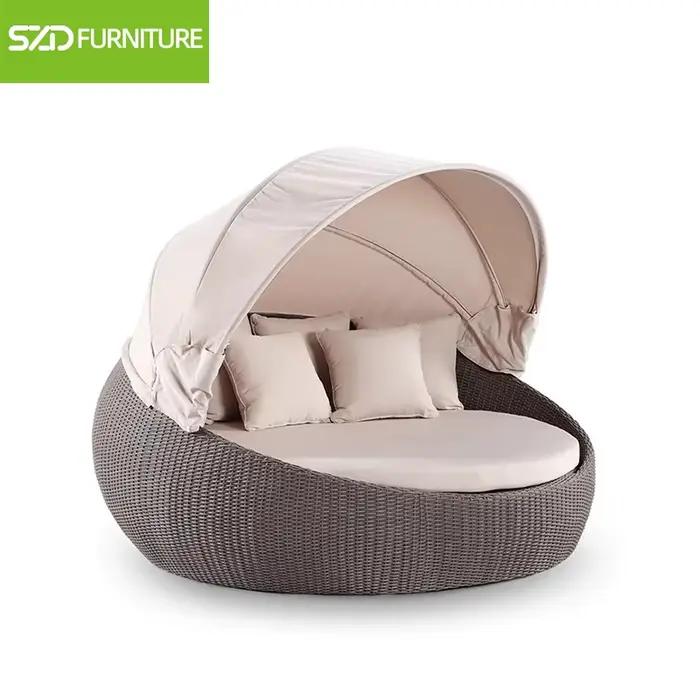 Chaise longue antique rotin avec auvent et store pour relaxation extérieure lit de soleil grande taille vintage design mobilier d'extérieur plage jardin