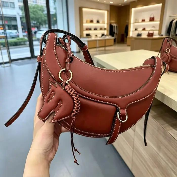 Nouveau sac à bandoulière et sac croisé demi-lune en cuir véritable pour femme 2026, idéal pour le q