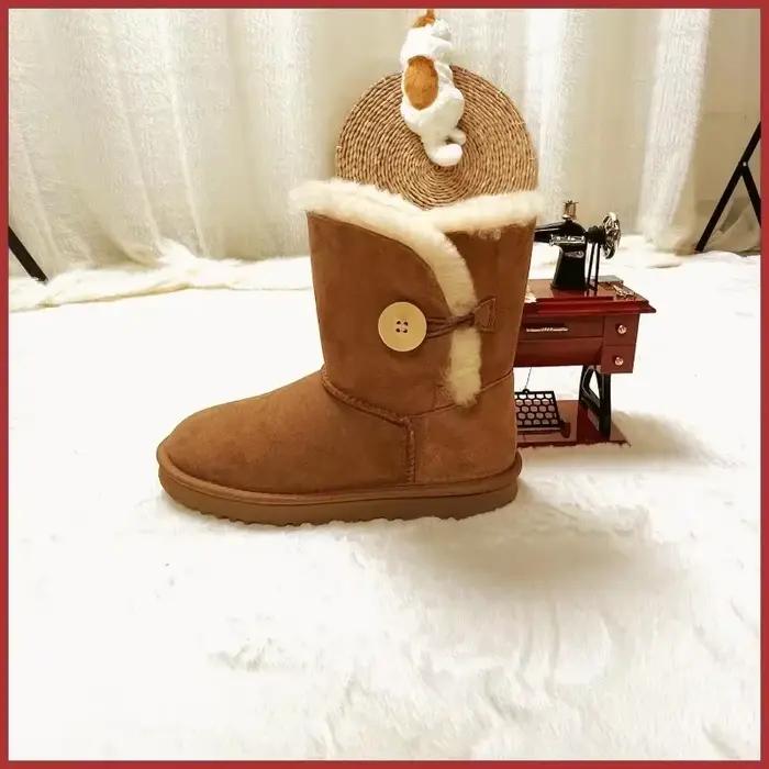 Une paire de bottes de neige en pure peau de mouton et laine pour femme, chaudes et confortables. Ch