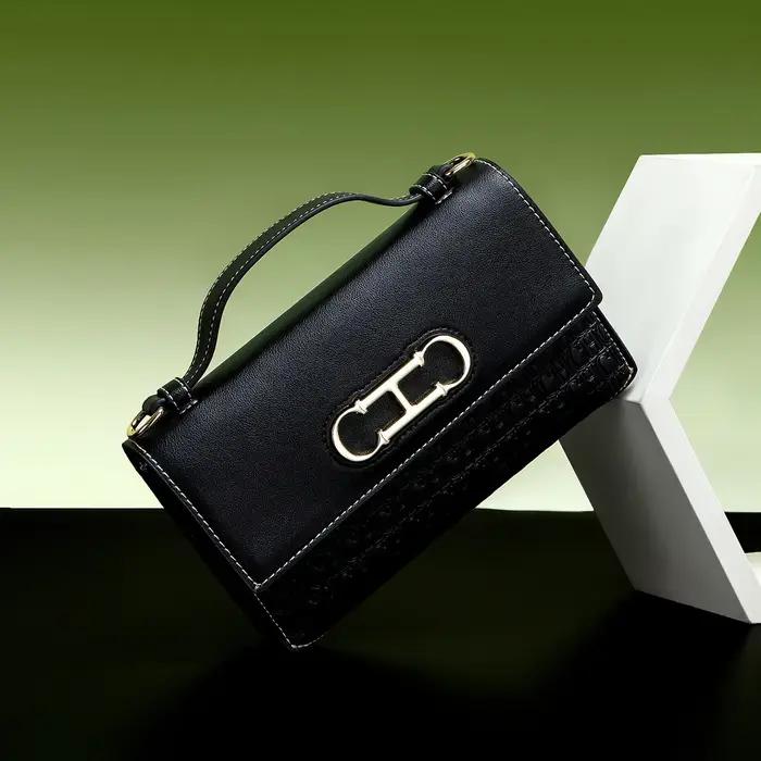 Sac à main en cuir premium CH avec monogramme en relief, fermoir métallique, poignée portable, silho