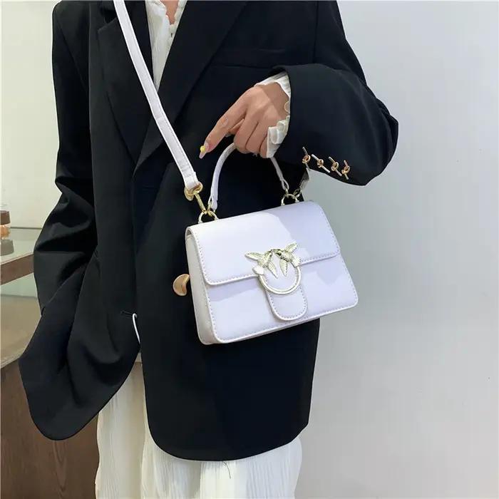 Sac à langer de luxe stable avec un design bien structuré qui conserve sa forme même lorsqu'il est e