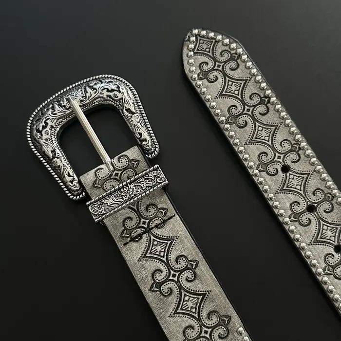 Ceinture en cuir cloutée à motifs vintage avec motifs floraux gris, texture haut de gamme, style hip