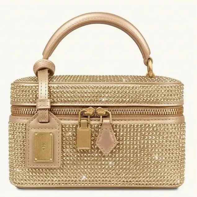 Sac bandoulière de luxe pour femme en cuir texturé avec logo lettre, également un élégant sac à lang