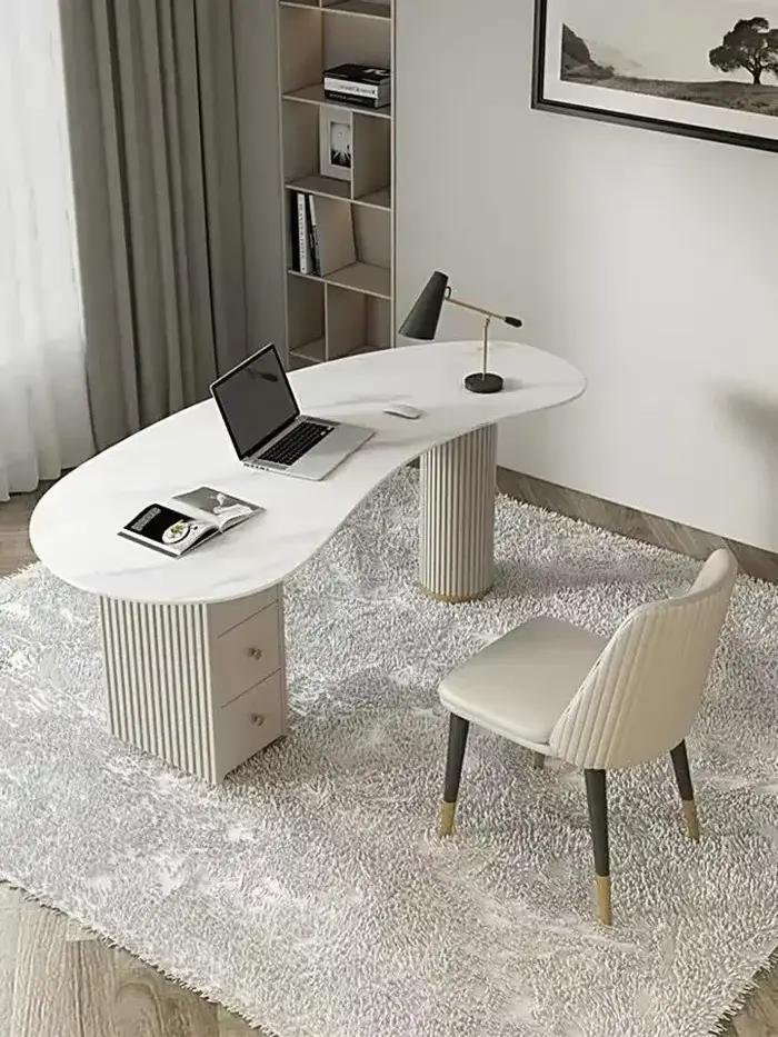 Une bureau d'ordinateur de bureau irrégulier en dalle de roche de luxe légère, bureau design, salon
