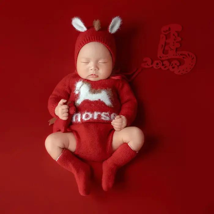 Tenues de photographie pour nouveau-nés Année du Cheval : Ensemble barboteuse bébé tricotée rouge av