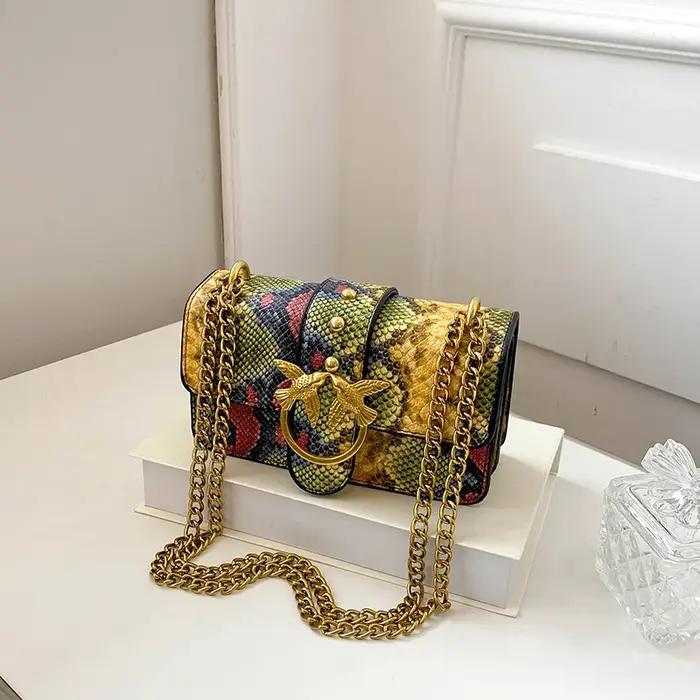 Sac à bandoulière tendance pour femme avec chaîne et blocs de couleur, sac à main élégant à porter s