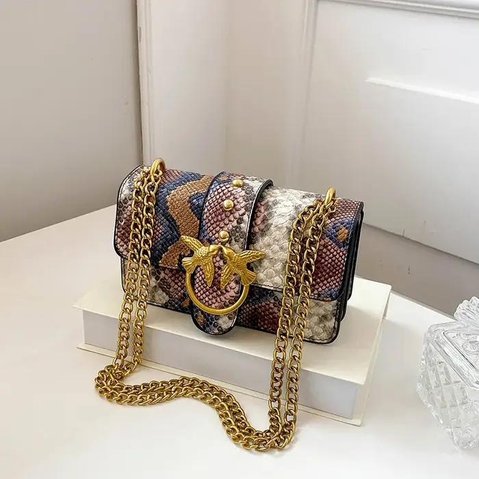 Sac à bandoulière tendance pour femme avec chaîne et blocs de couleur, sac à main élégant à porter s