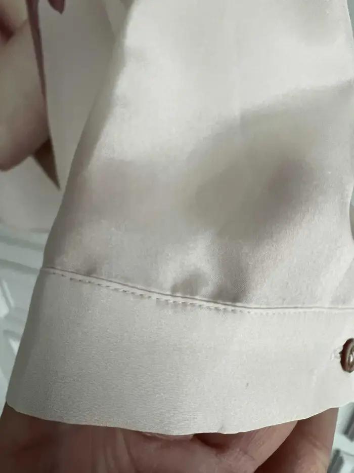 Design original TOP-YAMAMOTO : un homme avec une chemise en soie à manches longues et une silhouette