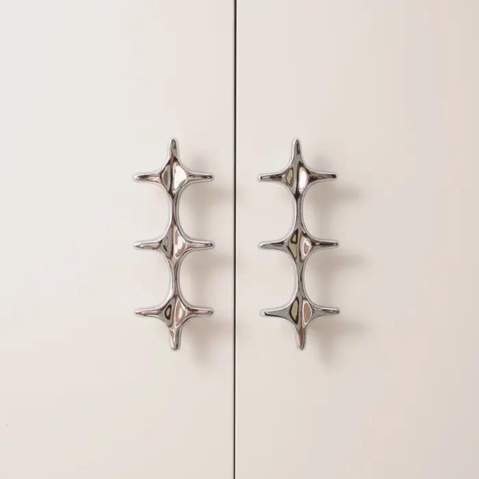 Poignees croisees en laiton massif argenté pour armoires et meubles de rangement minimalistes à offrir pour diverses occasions speciales ```